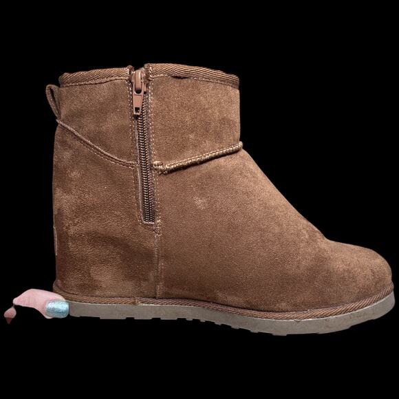 CUSHIONAIRE Kenzie W 8.5 Suede Tan Platform Booties Hidden Wedge Extra Height - Picture 14 of 14